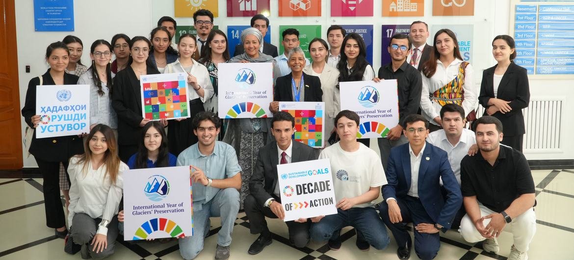 A vice-secretária-geral Amina Mohammed (centro) com jovens e embaixadores modelo da ONU e embaixador por um dia no Tajiquistão.