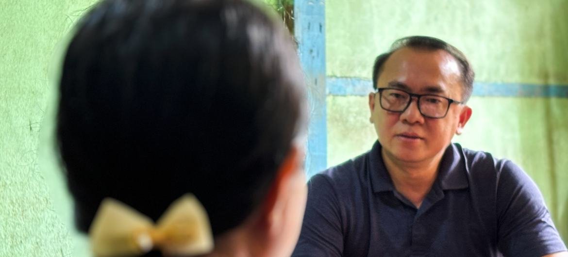 Thein Zaw Win, Communications and Advocacy Analys no escritório de Yangon da UNFPA, fala com uma mulher impactada pelo recente terremoto em Mandalay, Mianmar.