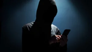 Novo tipo de golpe com IA usa sua voz e dados contra você