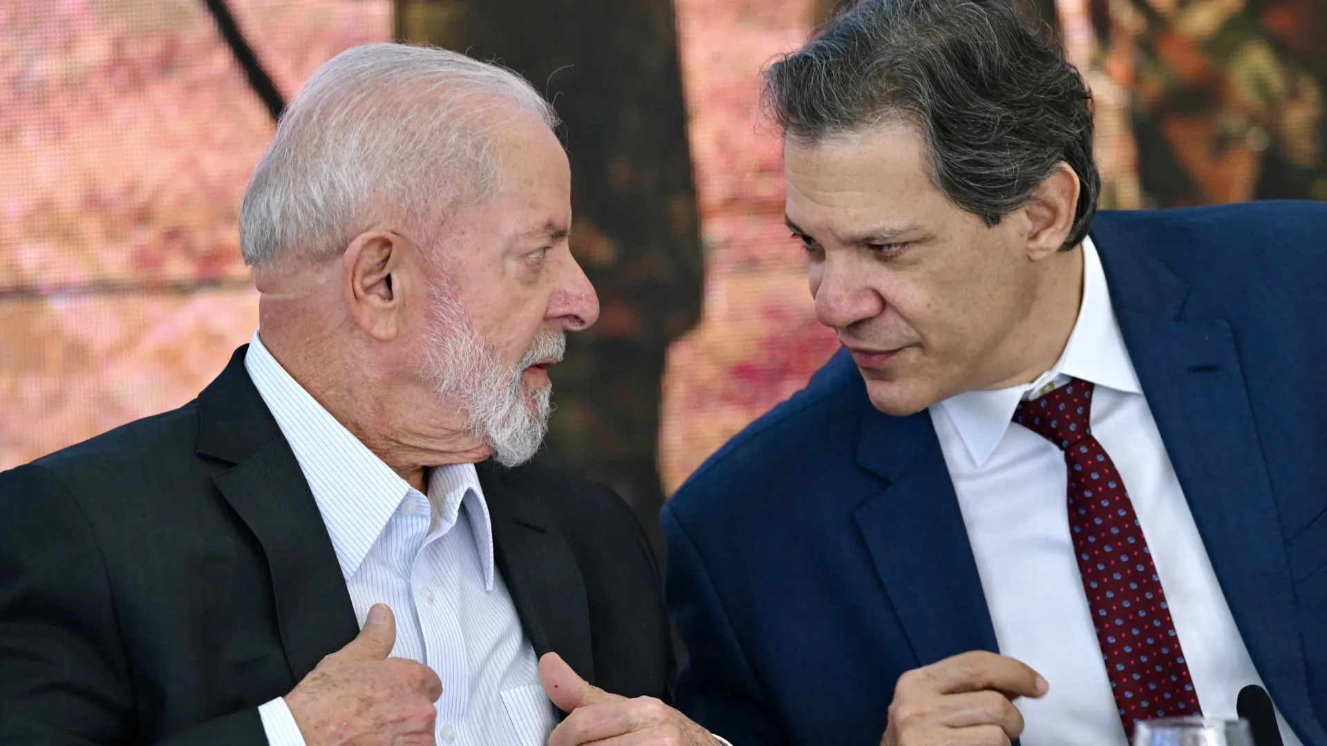 Governo estuda usar dinheiro público e pagar de uma só vez valor descontado de aposentados do INSS